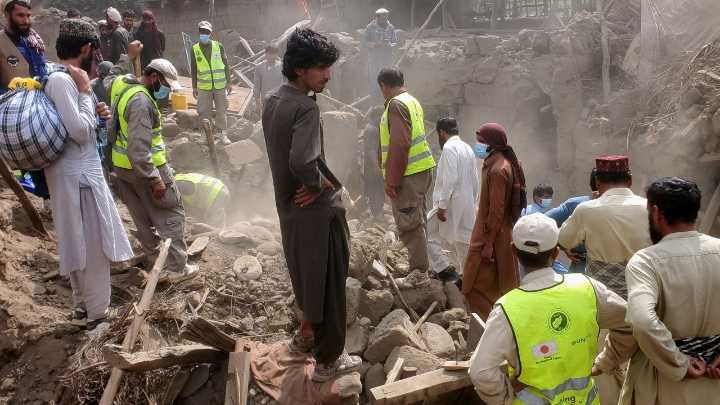 La otra cara del terremoto en Afganistán: los equipos de rescate no ayudan a las mujeres por la normativa talibán