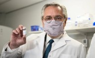 Un jubilado reclama $152 millones a AstraZeneca pero una ley de Alberto Fernández protege a la empresa