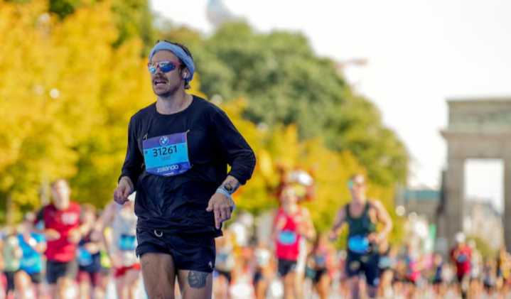 Harry Styles rompe la barrera de las 3 horas en la Maratón de Berlín