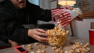 Gana $7.2 millones tras enfermar por comer palomitas durante 7 años
