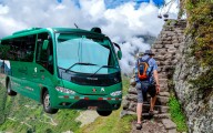 Turistas suben a pie hasta Machu Picchu tras paralización de buses