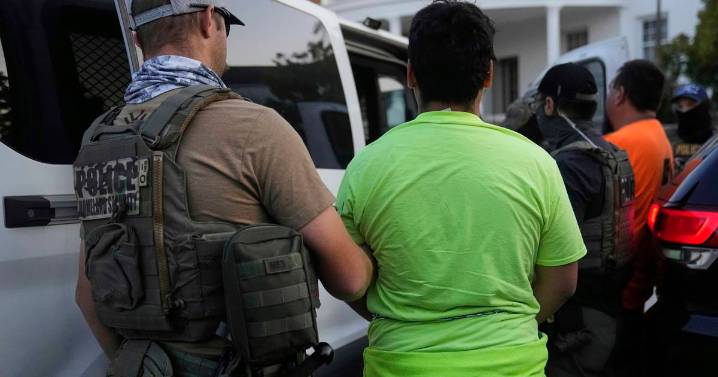More than 400 arrests made in Chicago area operation so far, top immigration official says