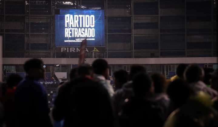 Puebla vs Chivas suspendido temporalmente por tormenta eléctrica