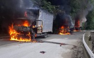 Queman tres camiones en la vía Pereira-Quibdó: hallan indumentaria asociada al Eln