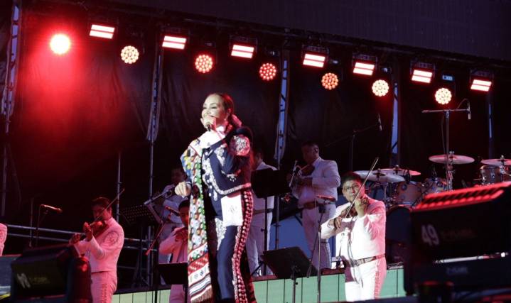 La Plaza del Ángel vibró con la voz de Aída Cuevas en la noche del Grito