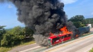 Autobús y tráiler se calcinan en la autopista Córdoba