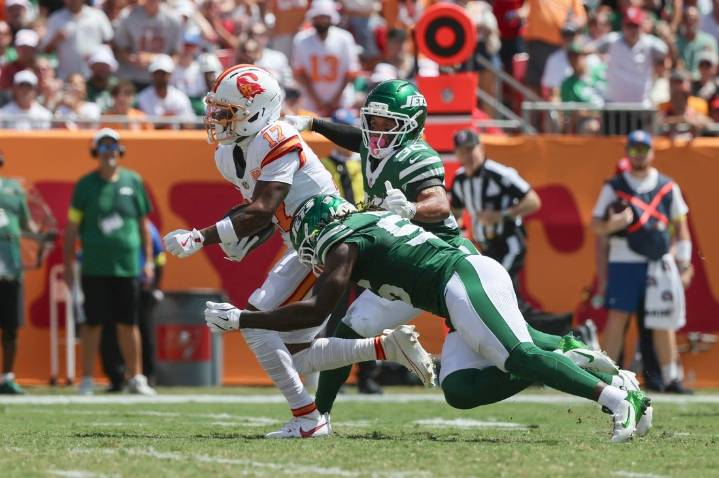 Deadspin | Jets' Sauce Gardner (head), Quincy Williams (shoulder) hurt vs. Bucs