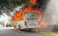 Misterioso. Se incendia un camión de transporte de personal estacionado en Tlajomulco; se desconoce la causa