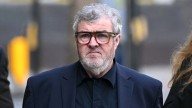Hermano de los músicos de Oasis se declaró no culpable de los cargos de agresión sexual y violación en su contra