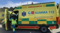 Herido grave un conductor tras chocar con dos árboles y volcar el vehículo en la A