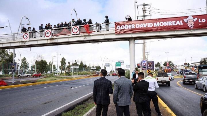 Policías reprimen manifestación para visibilizar desapariciones durante informe de David Monreal