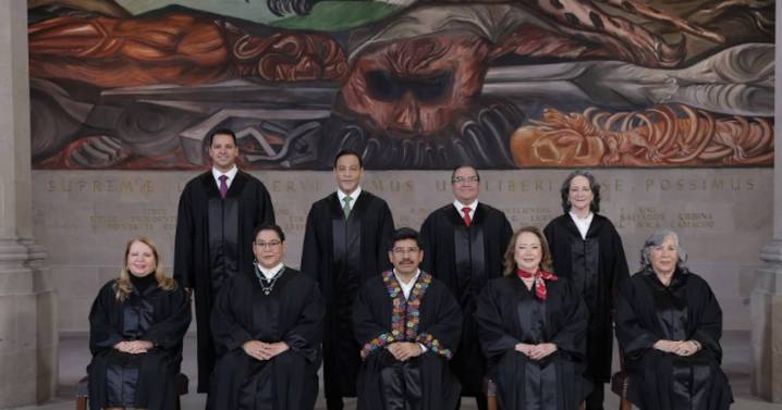 Ministros electos visten toga en fotografía oficial de la SCJN