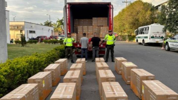 ¡Capturados en flagrancia! Dos hombres judicializados por robo de tracto camión con 97 aires acondicionados en Cundinamarca