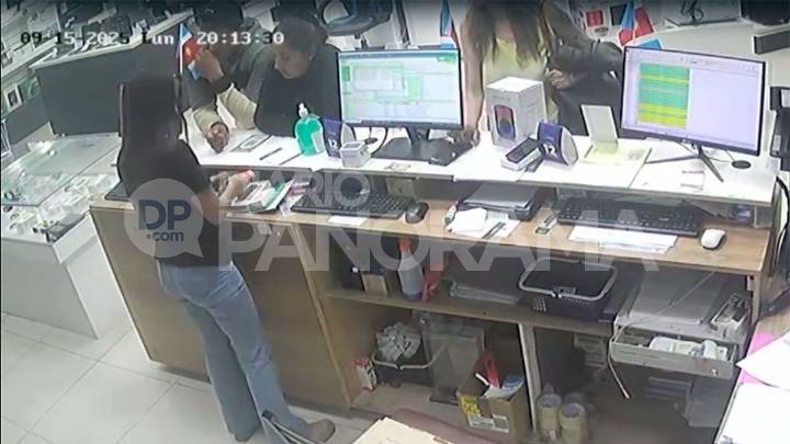 Robo en un local en pleno centro santiagueño: una clienta se llevó un celular y todo quedó grabado por las cámaras