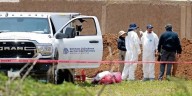 Se acumulan bolsas con restos humanos en fosa de las Agujas