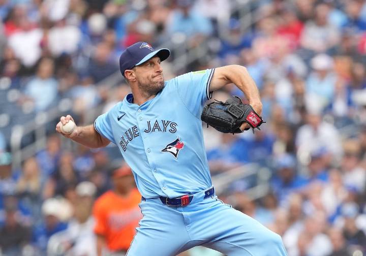 Deadspin | Blue Jays out to snap skid vs. Royals as AL East lead shrinks