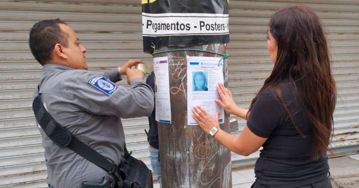 Siguen desaparecidas: Pegan en Centro Histórico pesquisas de mujeres ausentes