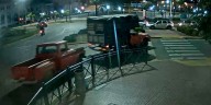 Remolcaron una chata antigua con un flete en pleno centro de Tigre, la robaron y terminaron presos