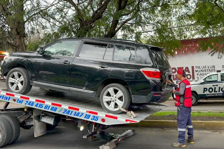 Policía municipal de Tlaxcala asegura camioneta con reporte de robo en operativo en Acuitlapilco