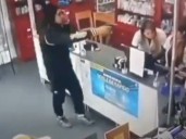 Video: entró a robar a una farmacia y murió tras un tiroteo con la Policía en La Plata