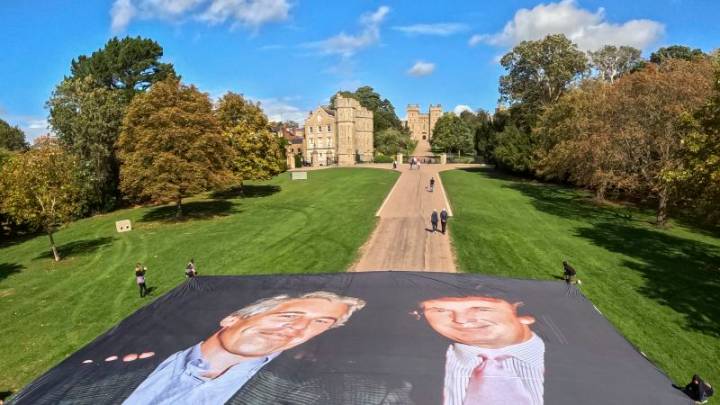 Trump llega al Reino Unido y activistas proyectan imágenes suyas junto a Epstein sobre el castillo de Windsor
