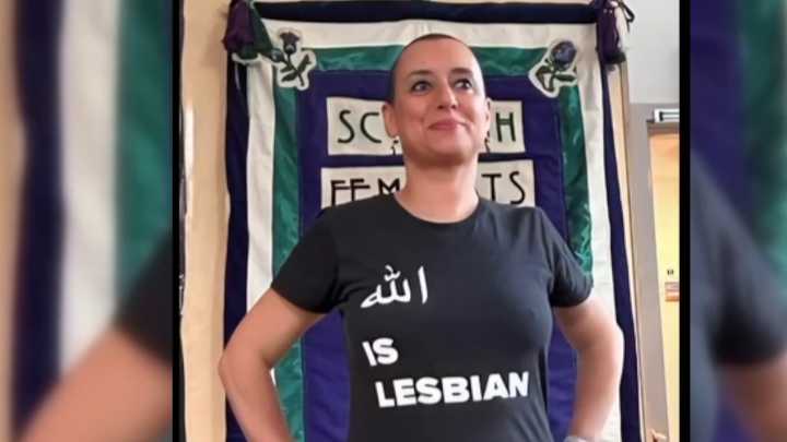 La justicia marroquí condena a dos años y medio de prisión a Betty Lachgar por su camiseta con el logo "Alá es lesbiana"
