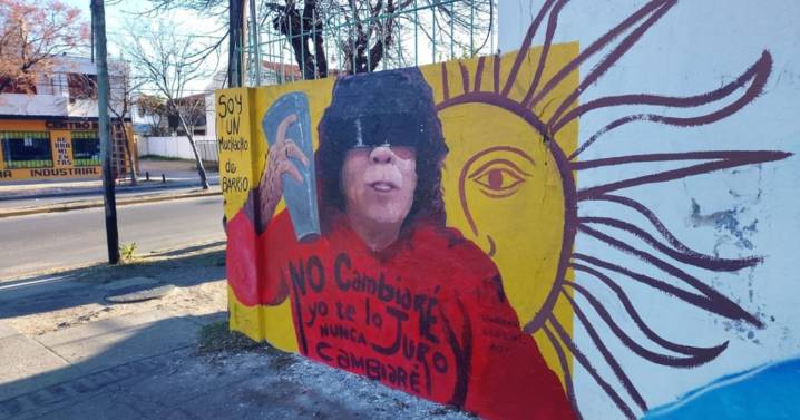 Un mural de "La Mona" Jiménez anima una esquina de San Luis