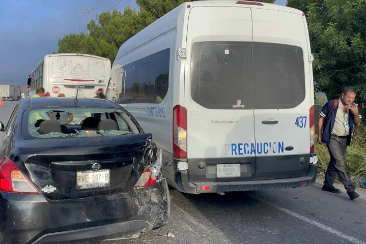 Causa choque múltiple transporte de personal al intentar ganar el paso en la Saltillo