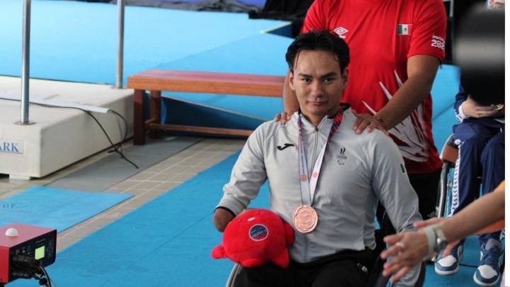 Conquista Ángel Camacho bronce en paranatación