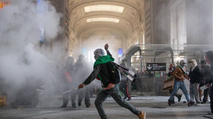 Jornada de manifestaciones multitudinarias en Italia con disturbios en Milán y Bolonia
