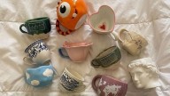 Si acumulás tazas desparejas, mirá cómo convertirlas en bonitas macetas con un truco fácil y económico