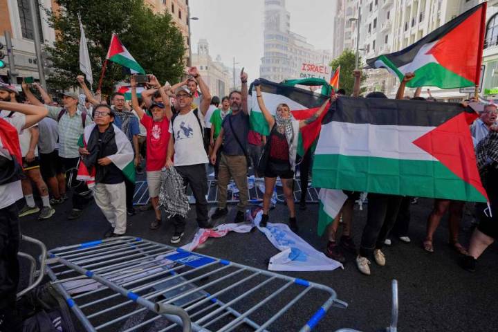 Spanish prime minister calls for Israel to be banned from sports events after chaos at cycling race