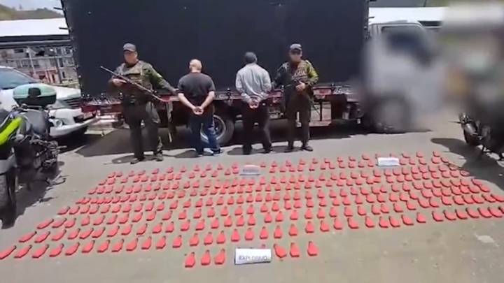 Incautan 300 tarros que contenían pólvora negra; este explosivo era movilizado en un camión
