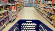 Dos cajeras de un supermercado robaban la plata que pagaban los clientes y fueron pilladas por la dueña. Esta es la treta utilizada