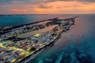 Atenea Gómez cumple su compromiso de iluminar Isla Mujeres con la instalación 12 mil nuevas luminarias LED