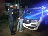 Qué hacés con un revólver en la cintura ?. Lo requisaron y fue preso por posesión de arma de fuego.