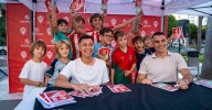 Los jugadores de la UDA Thalys y Andrés firman autógrafos, en imágenes