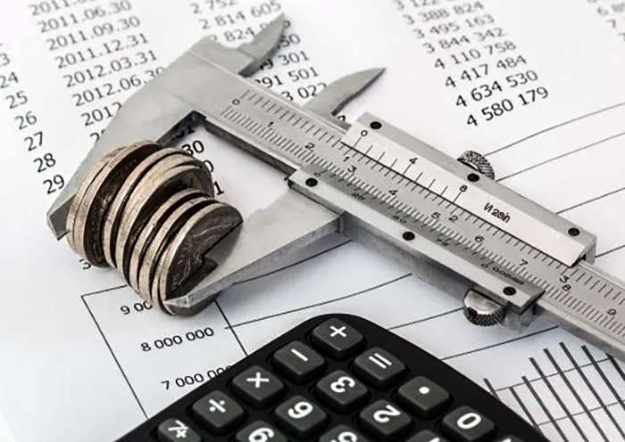 La economía sufrió en julio su tercera caída mensual consecutiva, aunque moderó su retroceso