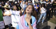 California prohíbe que mayoría de agentes del orden se cubran el rostro durante operaciones