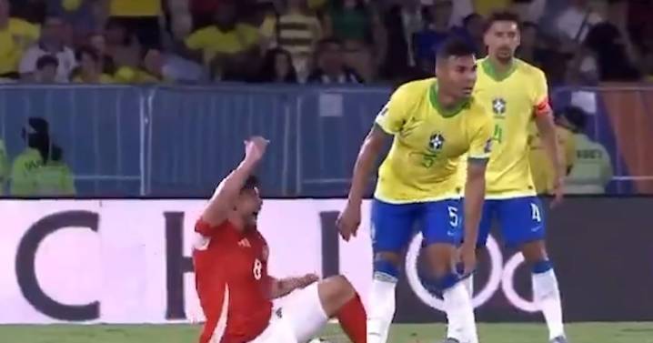En España viralizan el feo pisotón de Casemiro sobre Felipe Loyola en goleada de Brasil sobre Chile