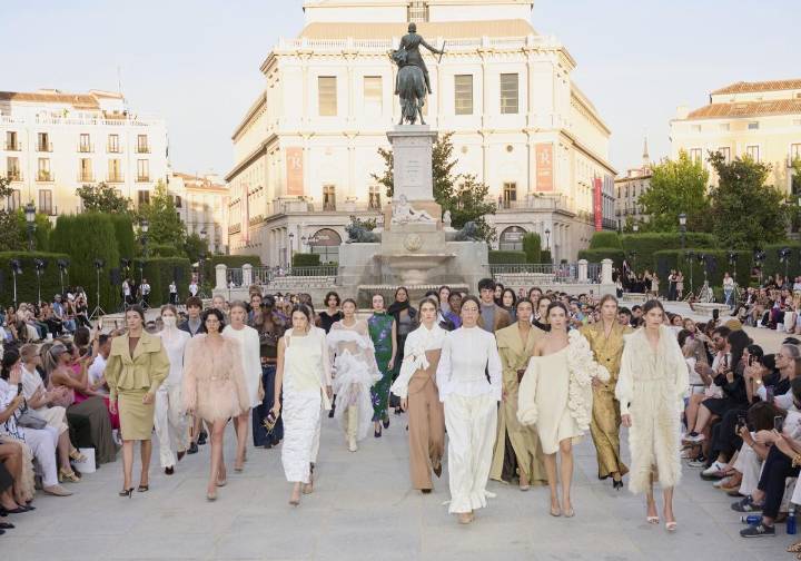 Pasarela en los jardines de la Plaza de Oriente