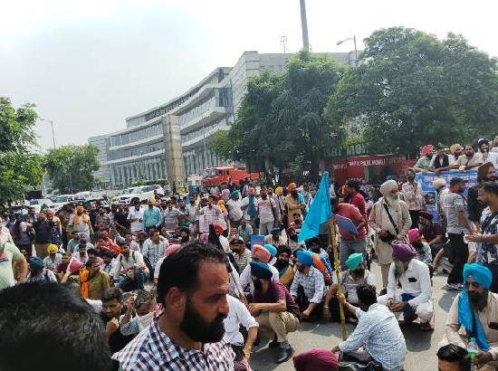 PRTC/Panbus Employees stage protest at Punjab Assembly; Government fixes Oct 8 meeting to address demands
