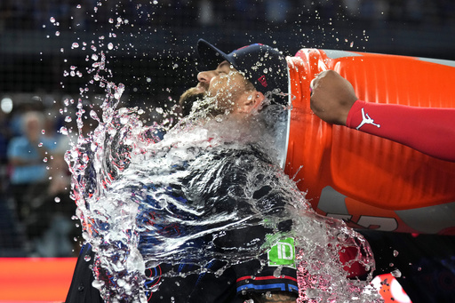 Lukes conecta jonrón y remolca 3 por Azulejos, líderes divisionales, que vencen a Rays