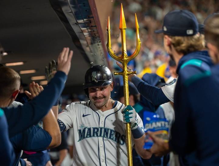 Deadspin | MLB roundup: Cal Raleigh hits 60th homer as Mariners clinch AL West