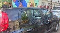 Una mujer rompió los autos de periodistas de Radio 10