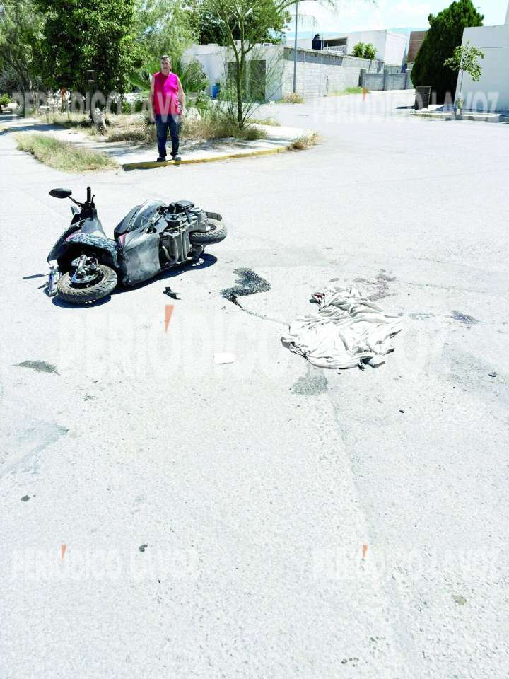 Adolescente de 16 años gravemente herido en colisión entre moto y camioneta en Monclova