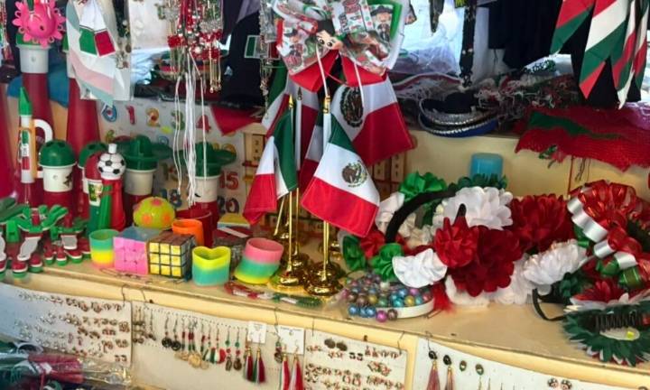 Comerciantes comienzan a llenar la ciudad de colores patrios