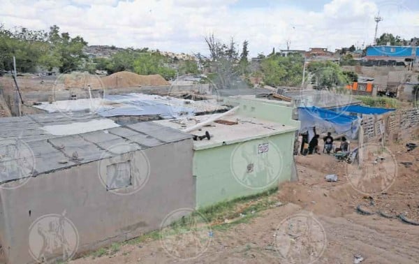 Permanecen familias en zonas de alto riesgo