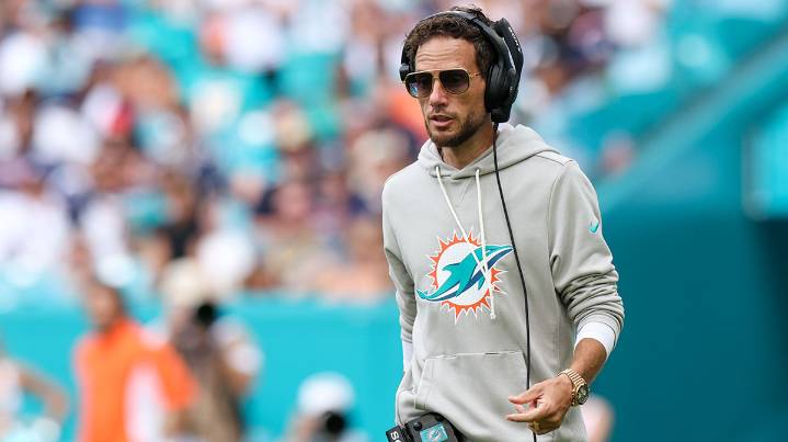 Dolphins’ Mike McDaniel reacts to banner flown over stadium calling for his firing
