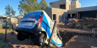 Rosario: robaron una ambulancia, cayeron en la pileta de una casa, se tirotearon con la Policía y terminaron detenidos
